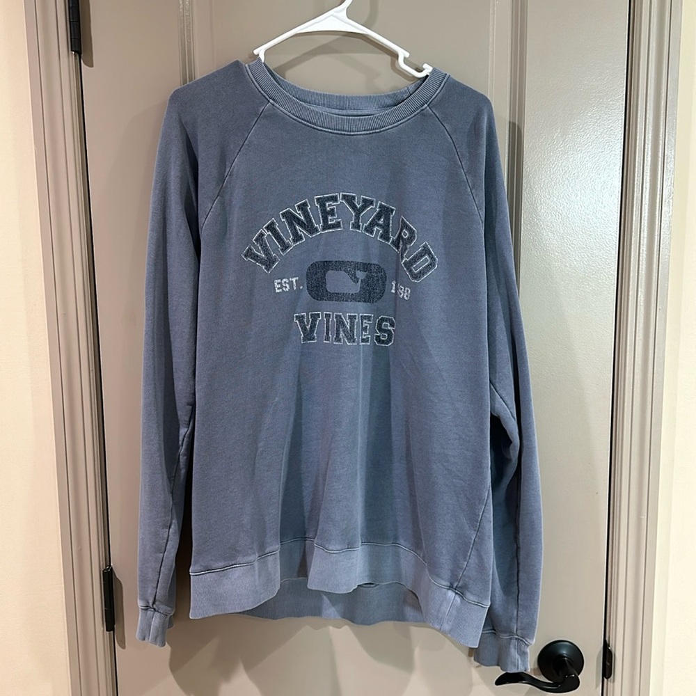Vineyard Vines sweatshirt in blue. Size L